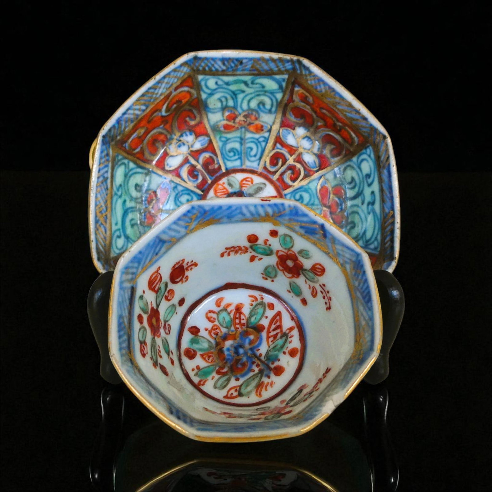 Chinese Famille Rose Tea Bowl, Qianlong Period, 18th Century: A refined Chinese Famille Rose porcelain tea bowl from the Qianlong period (1736–1795), delicately potted and decorated with finely painted floral sprays in vibrant enamels of iron-red, turquoise, a