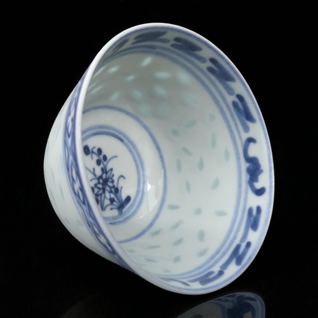 Small Chinese Blue and White Porcelain Cup, Qing Dynasty, 19th Century: A finely potted small blue and white porcelain cup dating to the 19th century Qing Dynasty, likely from the Tongzhi or Guangxu period (circa 1862–1900), measuring 7 cm in diameter, 5 cm in height, a