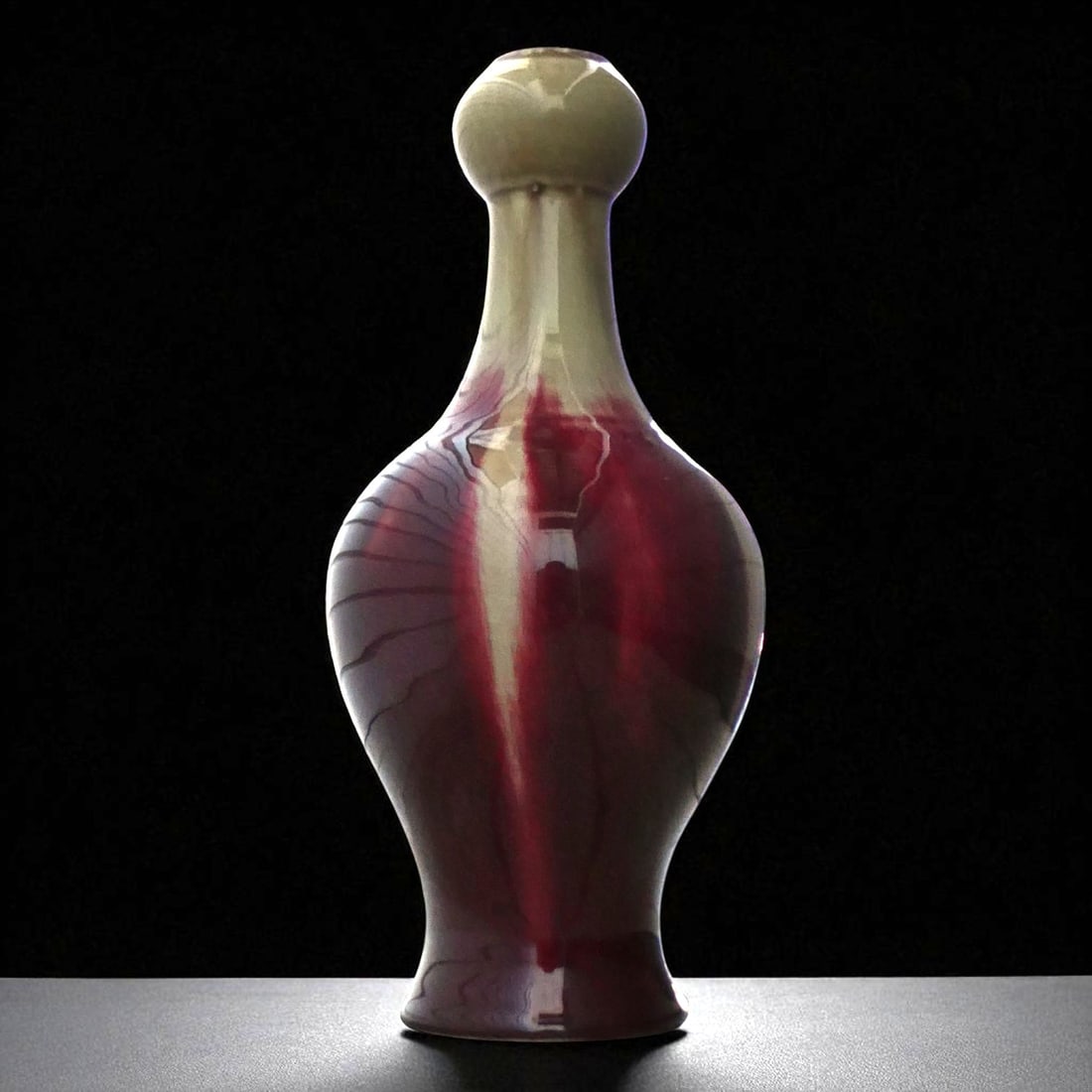 Rare Flambé-Glazed Porcelain Bottle Vase, China, Qing Dynasty, 20th Century: This striking porcelain bottle vase, measuring 33 cm in height and 16 cm in width and weighing 1,736 grams, exemplifies the artistic refinement and technical precision associated with Chinese ceramic 