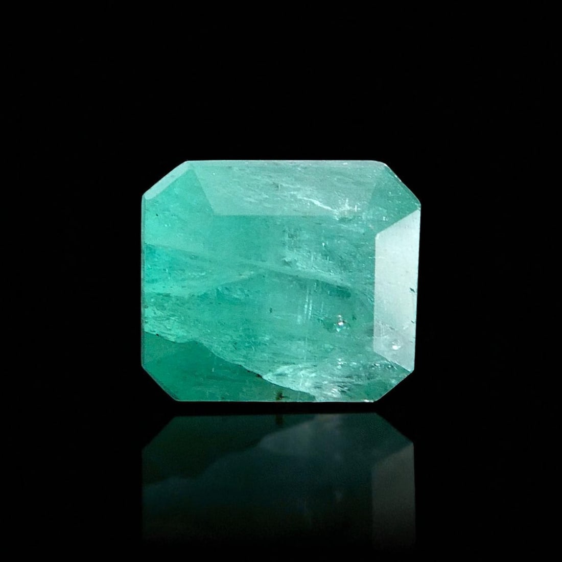 Certified 2.18 ct Emerald Cut Natural Beryl from Swat, Pakistan – IGI Report: This captivating 2.18-carat emerald-cut gemstone originates from the renowned emerald mines of Swat, Pakistan, a region celebrated for producing emeralds of exceptional vibrancy and historical prestig