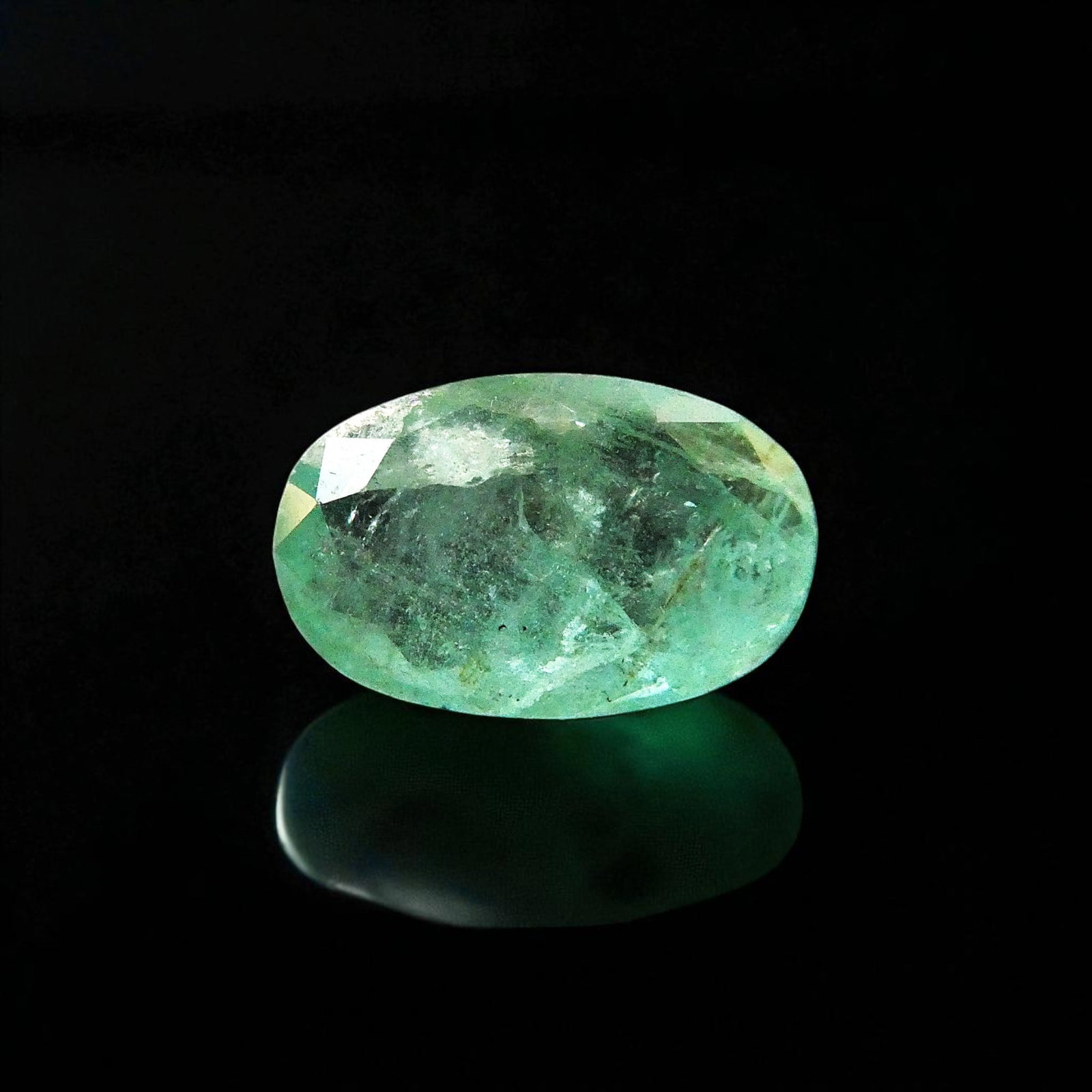 IGI certified 3.95ct Oval-Cut Natural Emerald from Panjshir, Afghanistan: This natural emerald weighing 3.95 carats originates from the celebrated Panjshir Valley in northeastern Afghanistan, a region famed for its vivid green emeralds that rival the finest Colombian stones