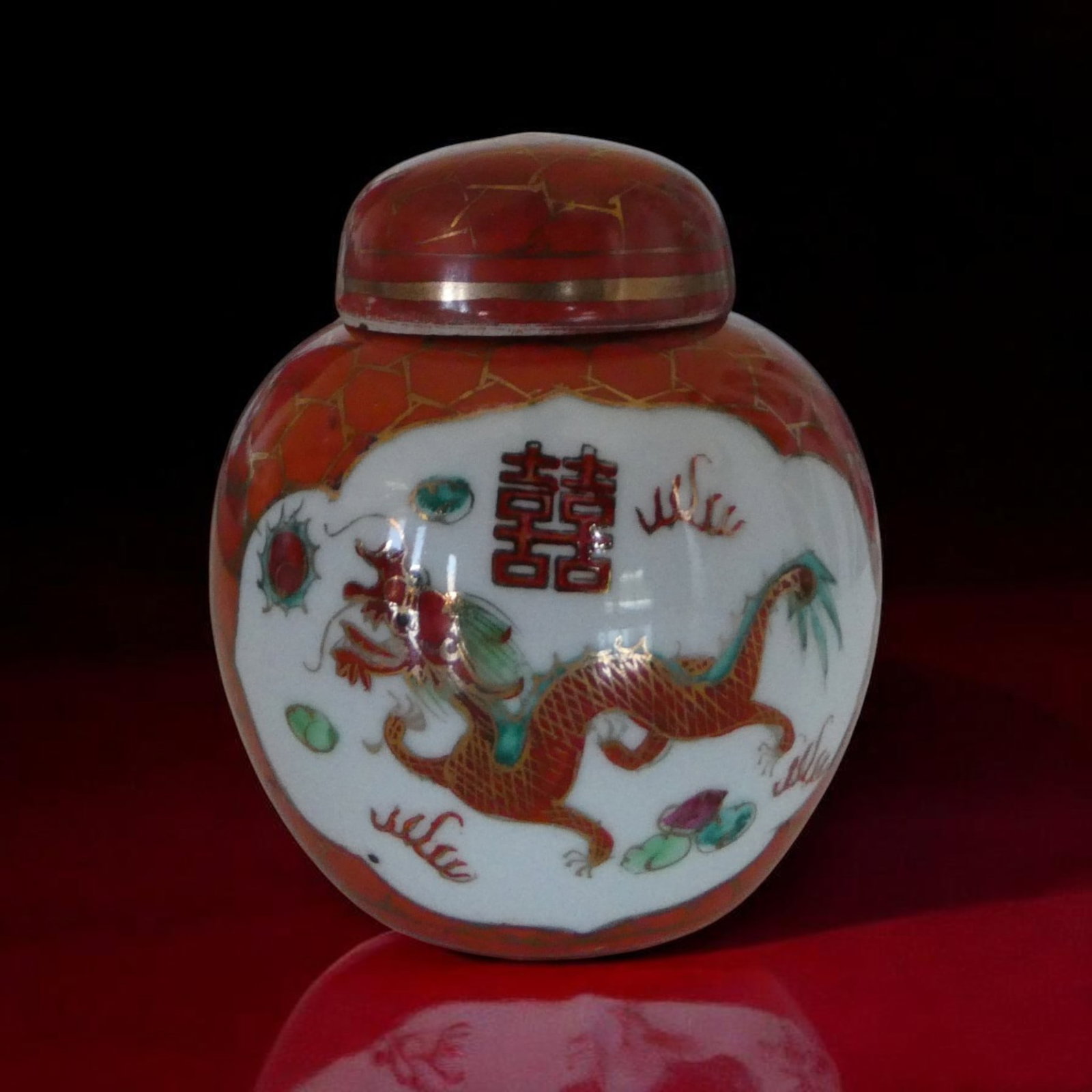 Chinese Porcelain Ginger Jar Dragon Motif 20th Century: A finely crafted Chinese porcelain ginger jar with lid, dating to the 20th century, featuring a vibrant and symbolic dragon motif rendered in traditional famille rose enamels. The rounded body is deco