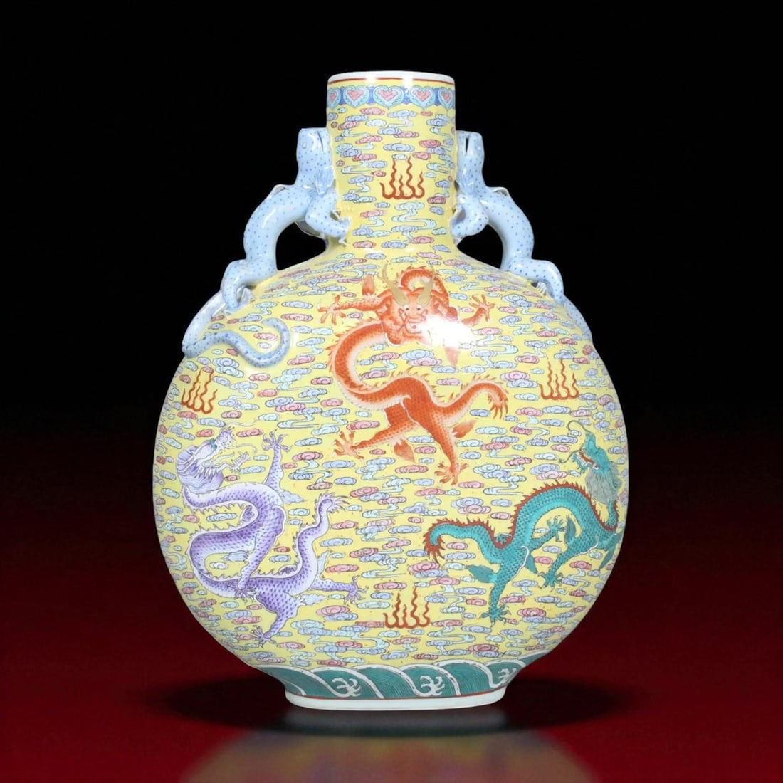 Qing Dynasty porcelain pilgrim bottle with famille rose decoration: A large Chinese porcelain pilgrim bottle from the Qing Dynasty, likely produced during the late 19th to early 20th century (circa 1900s). The moonflask-form vessel features a broad, flattened spherica