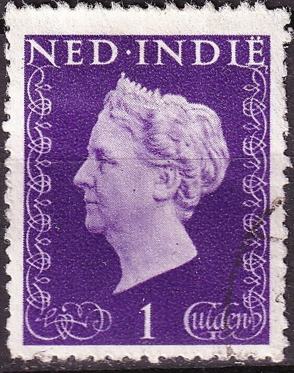1948 Netherlands Indies 1 Gulden Scott 288 Queen Wilhelmina MH: A striking high-value definitive from the Netherlands Indies, issued in 1948 and catalogued as Scott 288, featuring Queen Wilhelmina in the refined “Hartz” portrait type. This 1 Gulden denomin