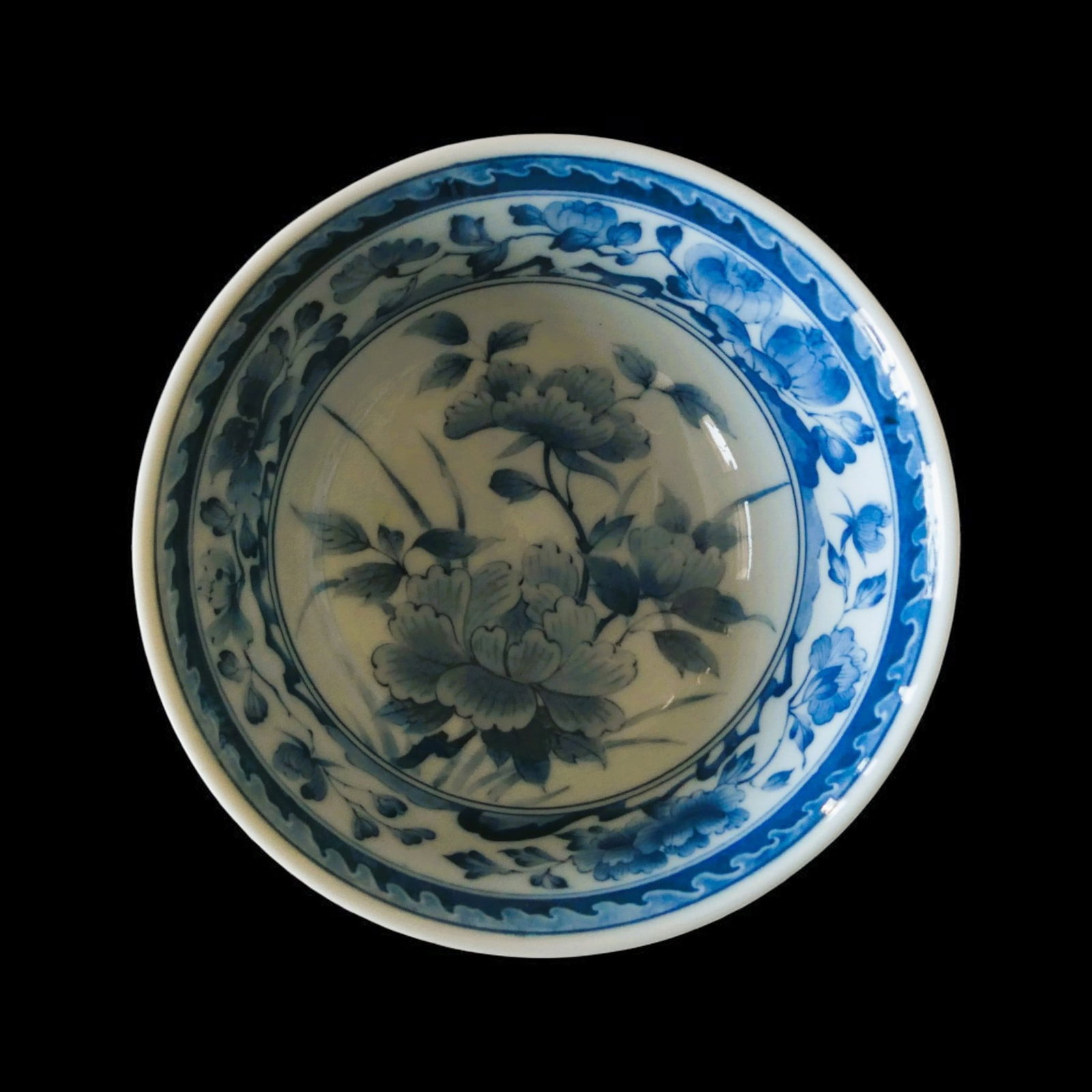 Chinese Blue and White Porcelain Bowl Bearing Gaofeng Mark: A finely potted Chinese blue and white porcelain bowl of elegant rounded form, measuring approximately 15 cm in diameter and 7 cm in height, with a recorded weight of 293 grams. This example can reaso