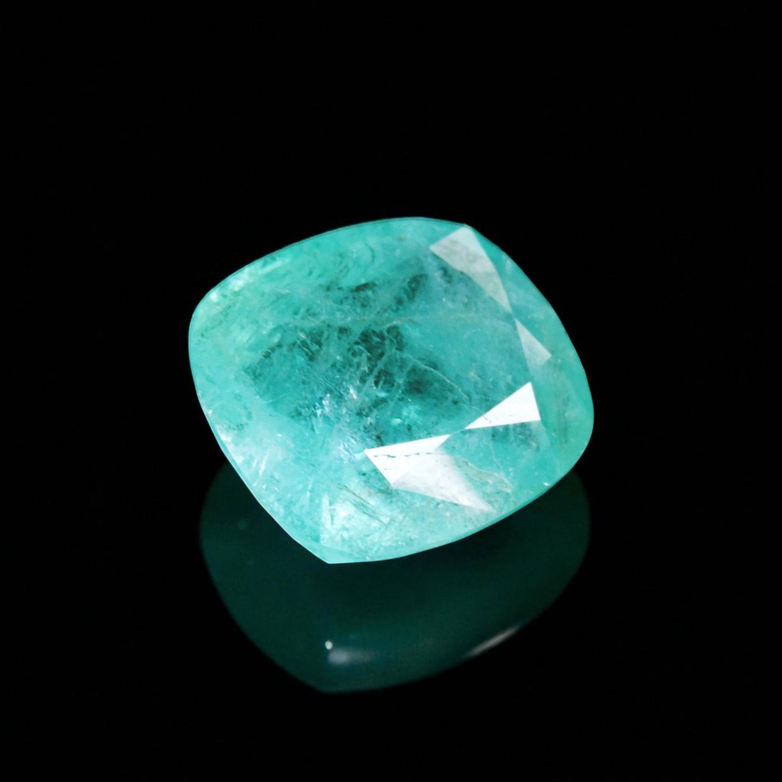 Rare 37.75 ct Natural Emerald from Swat, Pakistan, Untreated, Minimal Oil: An exceptional and substantial natural emerald of 37.75 carats, originating from the Swat Valley in northern Pakistan, a region celebrated for producing vividly colored emeralds with notable historica