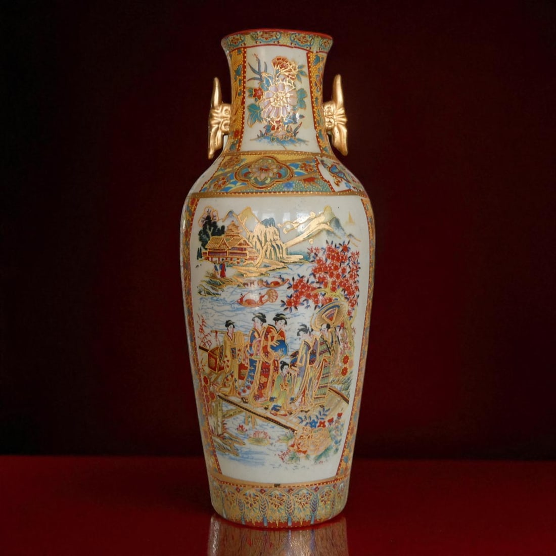 20th Century Chinese Porcelain Vase with Polychrome and Gilt Decoration, 28 cm: A finely decorated Chinese porcelain vase, dating to the mid-20th century, measuring 28 cm in height, 12 cm in diameter, and weighing 681 g. The baluster form rises to a flared rim and is flanked by a