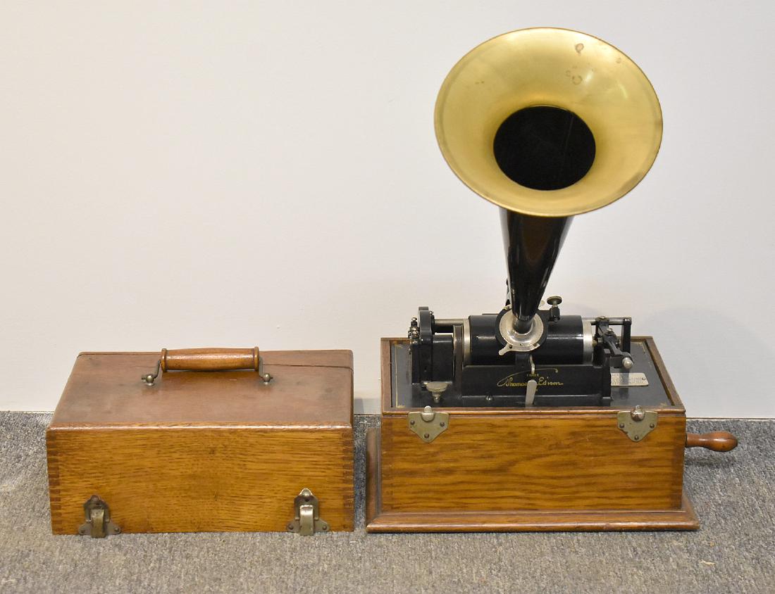 Edison Oak-Case Phonograph with Horn (1 of 3)