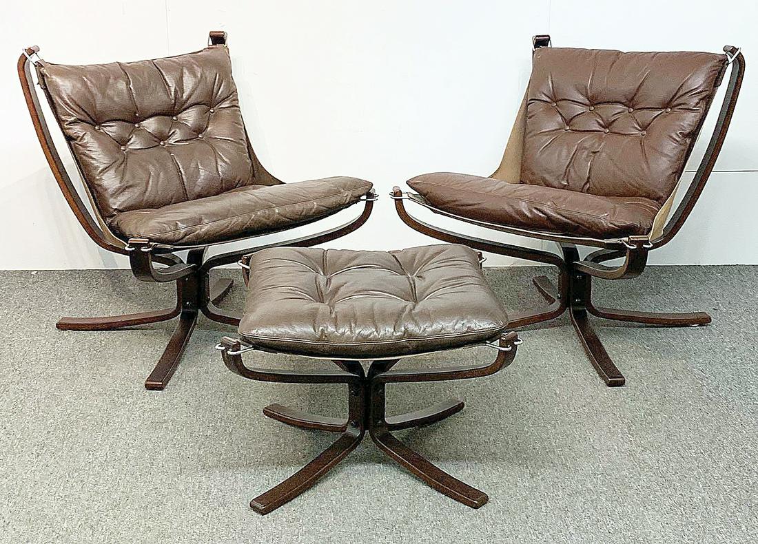 Pair Vatne Falcon Leather Sling Chairs & Ottoman: A pair of Sigurd Ressell for Vatne Mobler Falcon chairs with ottoman, with bent rosewood-stained frames and leather sling seats, with accompanying foot stool. Marked. Chairs: 32in tall x 30in wide x 2