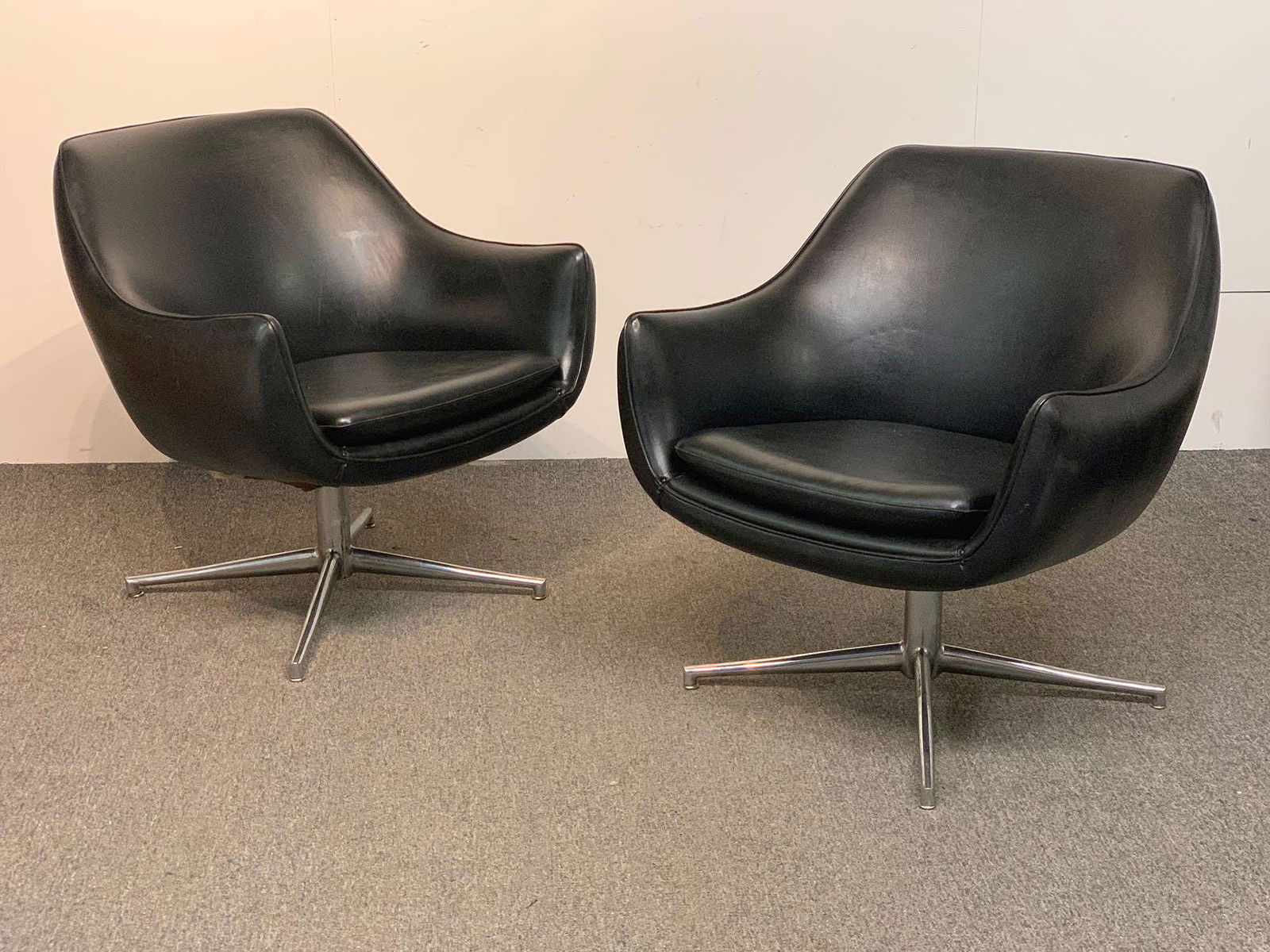 Pair of Stow Davis Bubble Lounge Chairs (1 of 6)