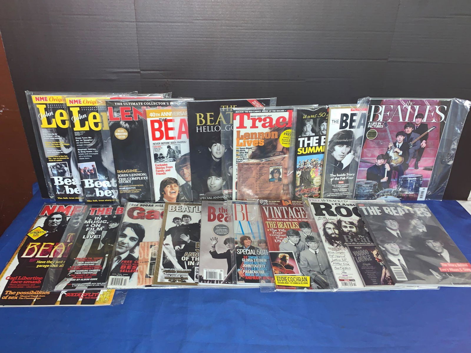 18 Beatles-related Magazines: A lot of 18 Beatles-related magazines, including two "NME", one Tracks and one UNCUT magazine with John Lennon and 14 Beatles commemorative issues.
