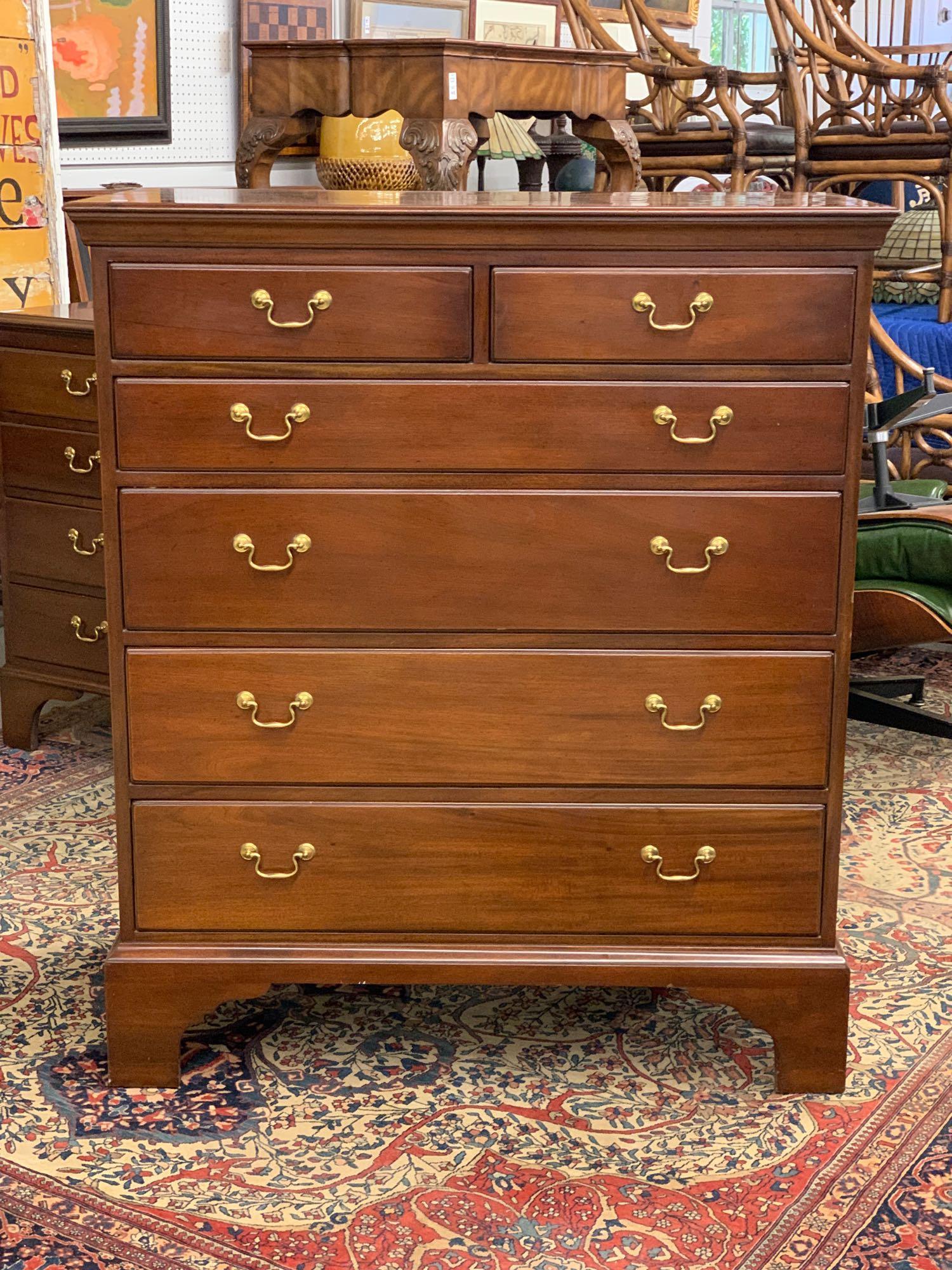 Kittinger Col. Williamsburg Chest of Drawers: A Kittinger Colonial Williamsburg Adaptation (Model WA1008) mahogany chest of drawers, having a two-over-four graduated drawer arrangement, raised on bracket feet. 46-1/2in tall x 40in wide x 20in dee