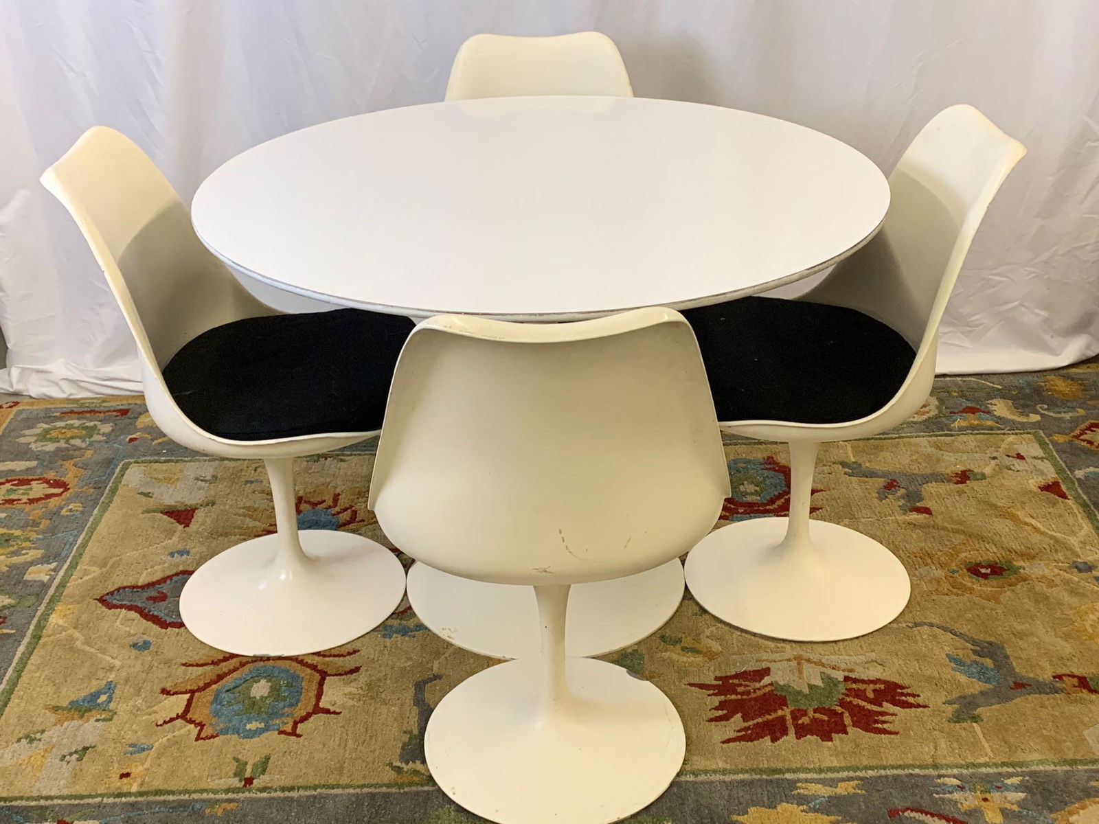 Saarinen for Knoll Dining Table and Chairs (1 of 9)