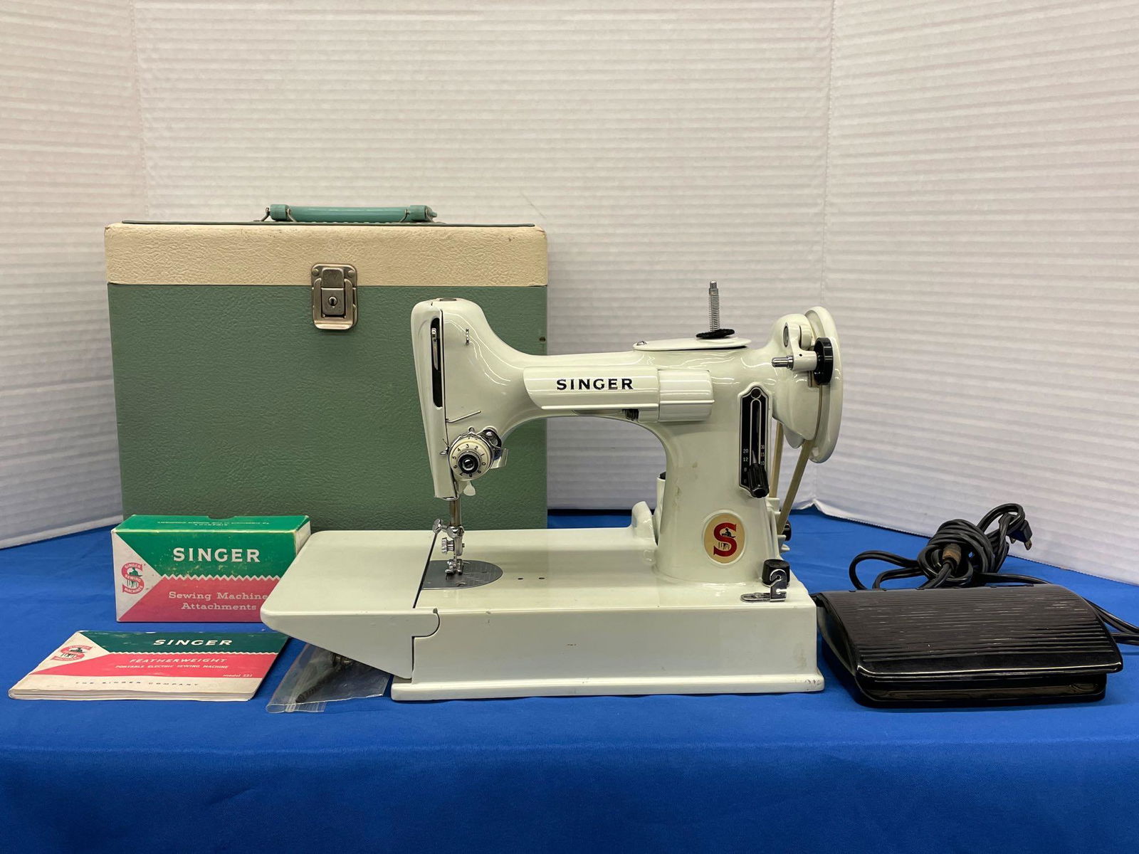 Vintage Singer Featherweight Sewing Machine (1 of 7)