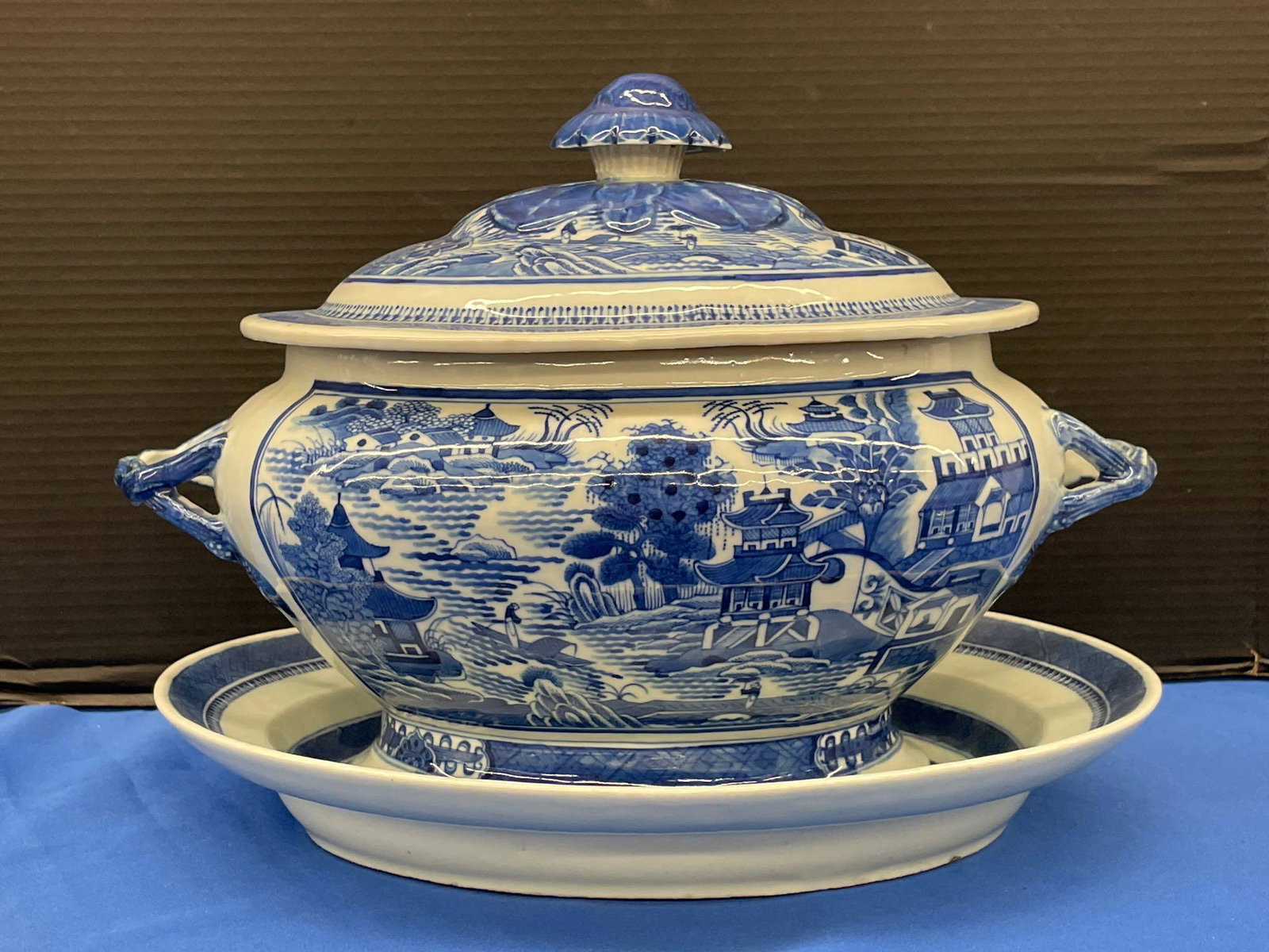 Chinese Canton Porcelain Tureen and Underplate (1 of 5)