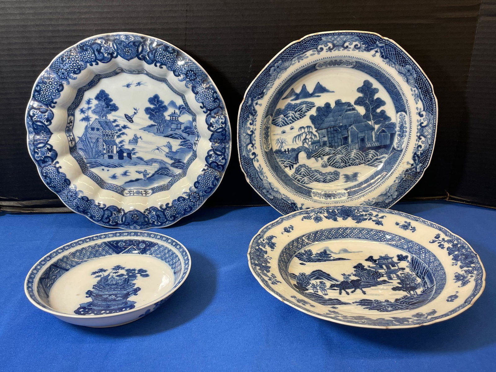 Four Chinese Export Blue & White Porcelain Bowls (1 of 10)