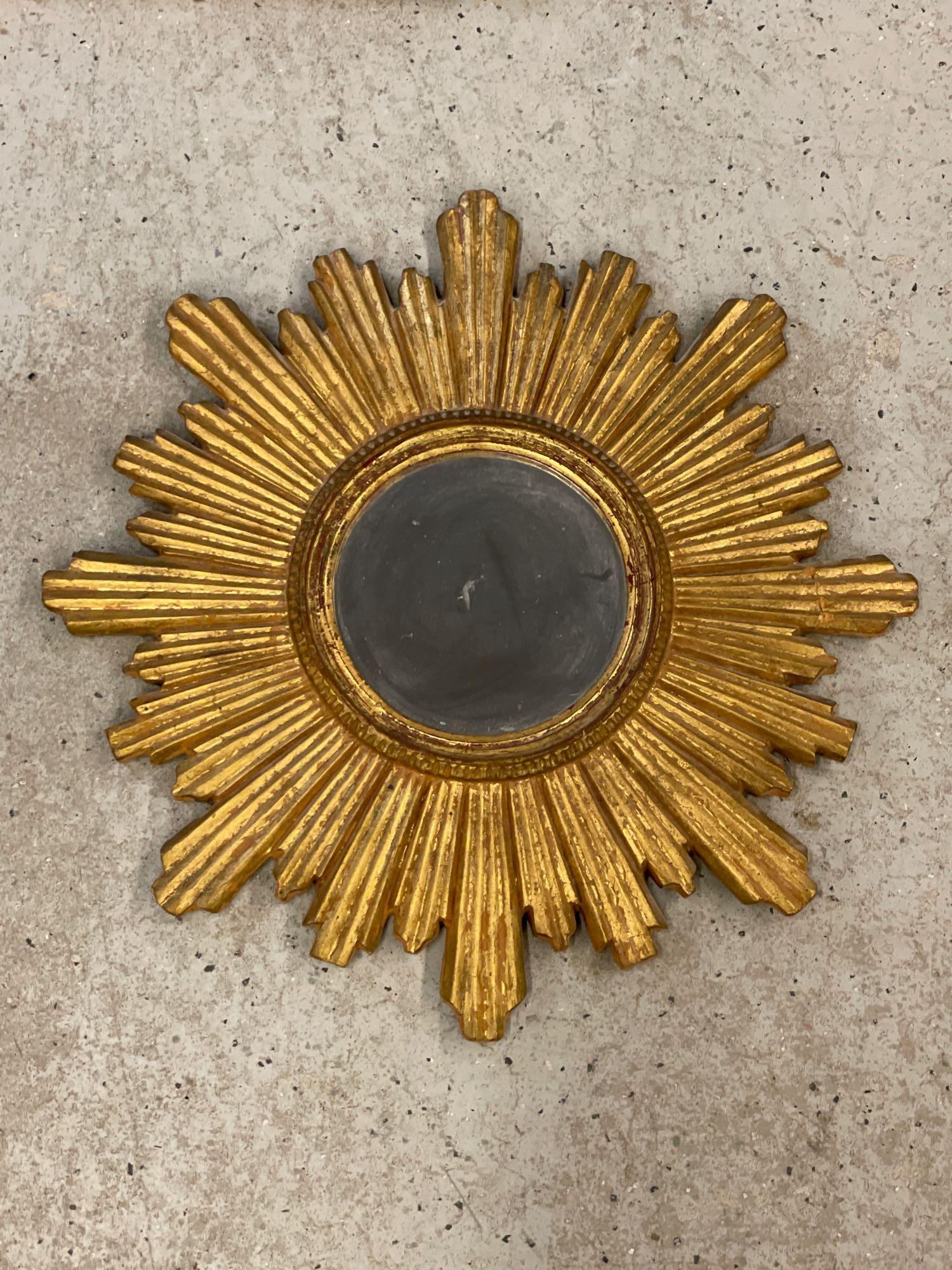 Italian Giltwood Sunburst Mirror: An Italian giltwood sunburst wall mirror. 22-1/2in diameter.