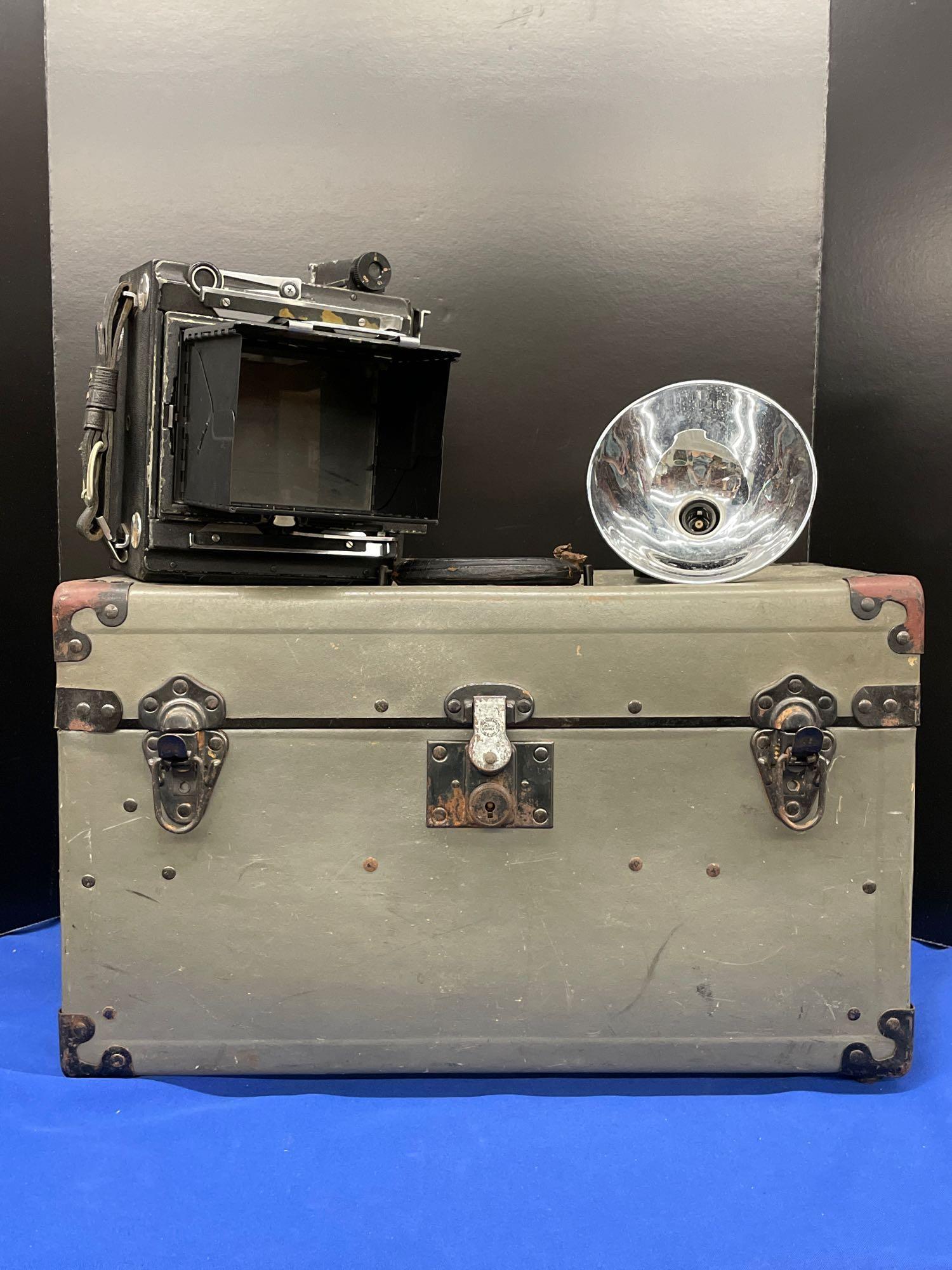 Graflex Camera in Fitted Case (1 of 3)