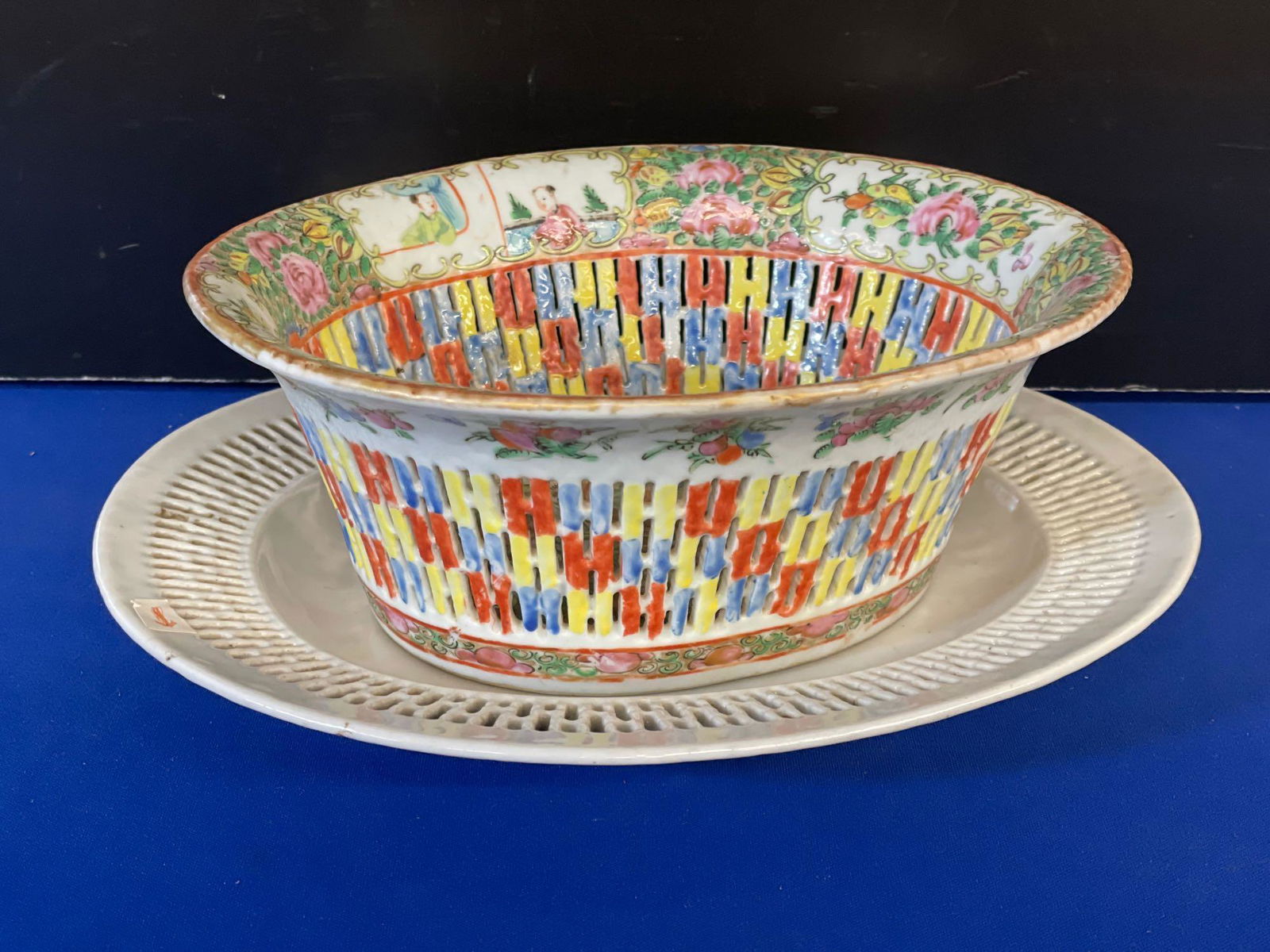 Chinese Rose Medallion Chestnut Basket & Plate (1 of 7)