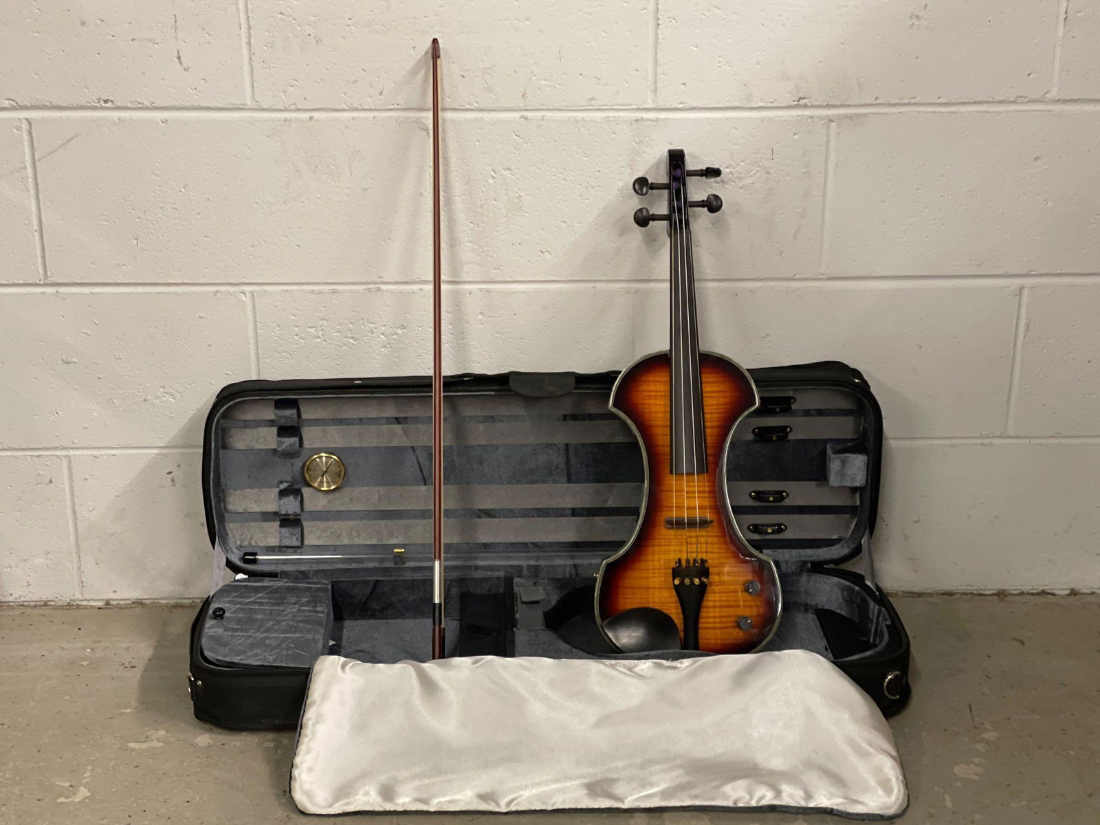 Fender Electric Violin, Bow, and Case (1 of 7)