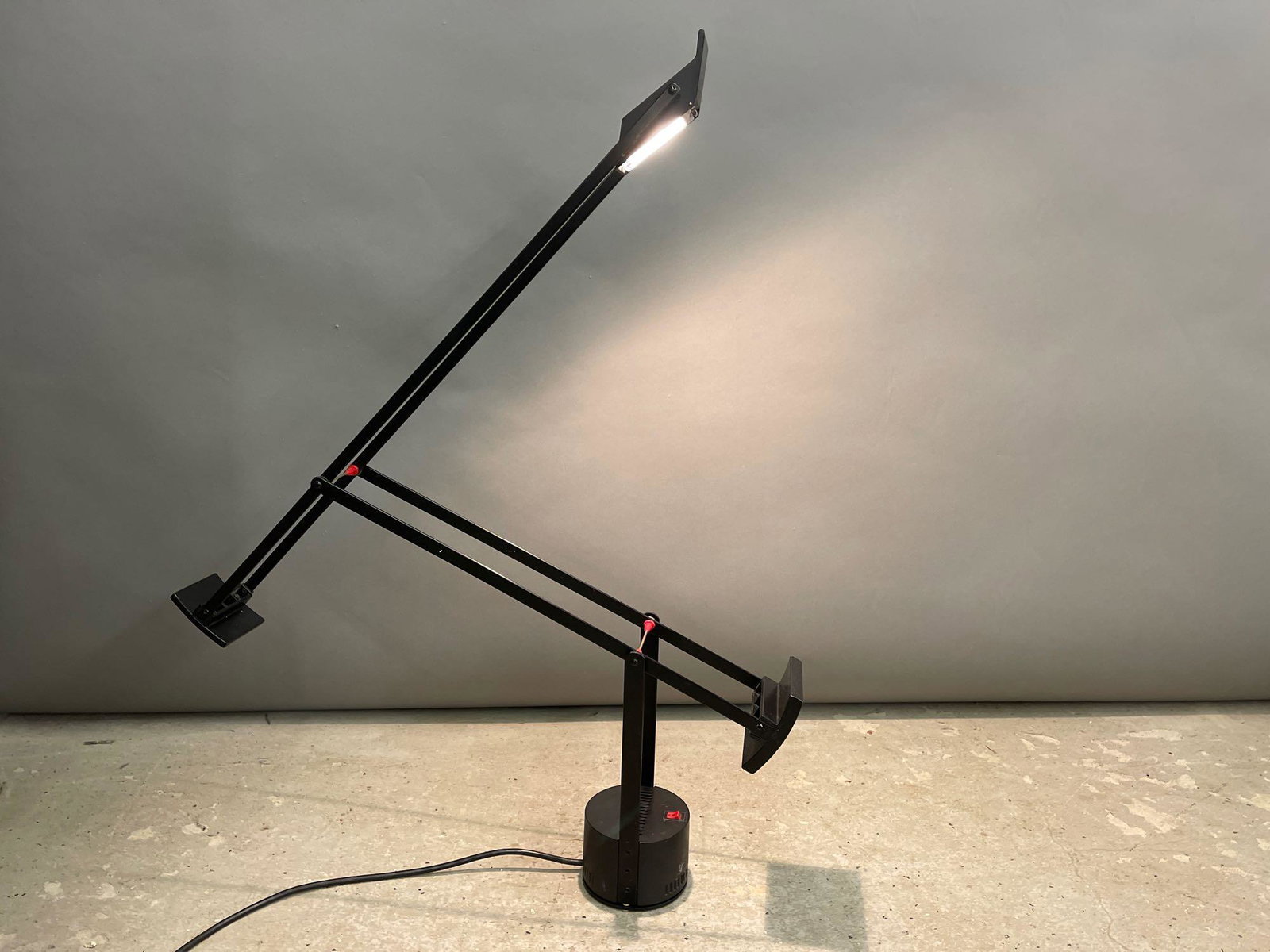 Richard Sapper/Artemide Tizio Table Lamp: A Richard Sapper for Artemide, made in Italy, desk/table lamp. Adjustable with two counter weights. Marked on base. 32in tall.