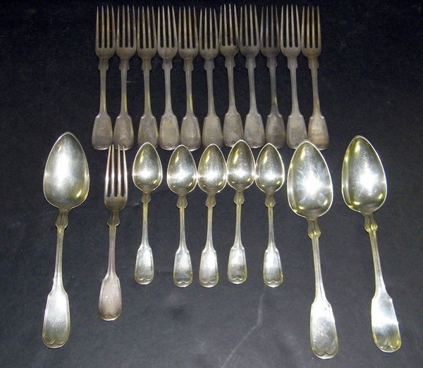 Lot of R&W Wilson French Thread Pattern Coin Silve: Lot of R&W Wilson, Philadelphia French Thread coin silver flatware: 5 Teaspoons (6"); 11 Entrée forks (7-1/8"); 3 Serving spoons (8-3/4"); 1 Entrée fork (7-1/4"). 30.85 ozt total.