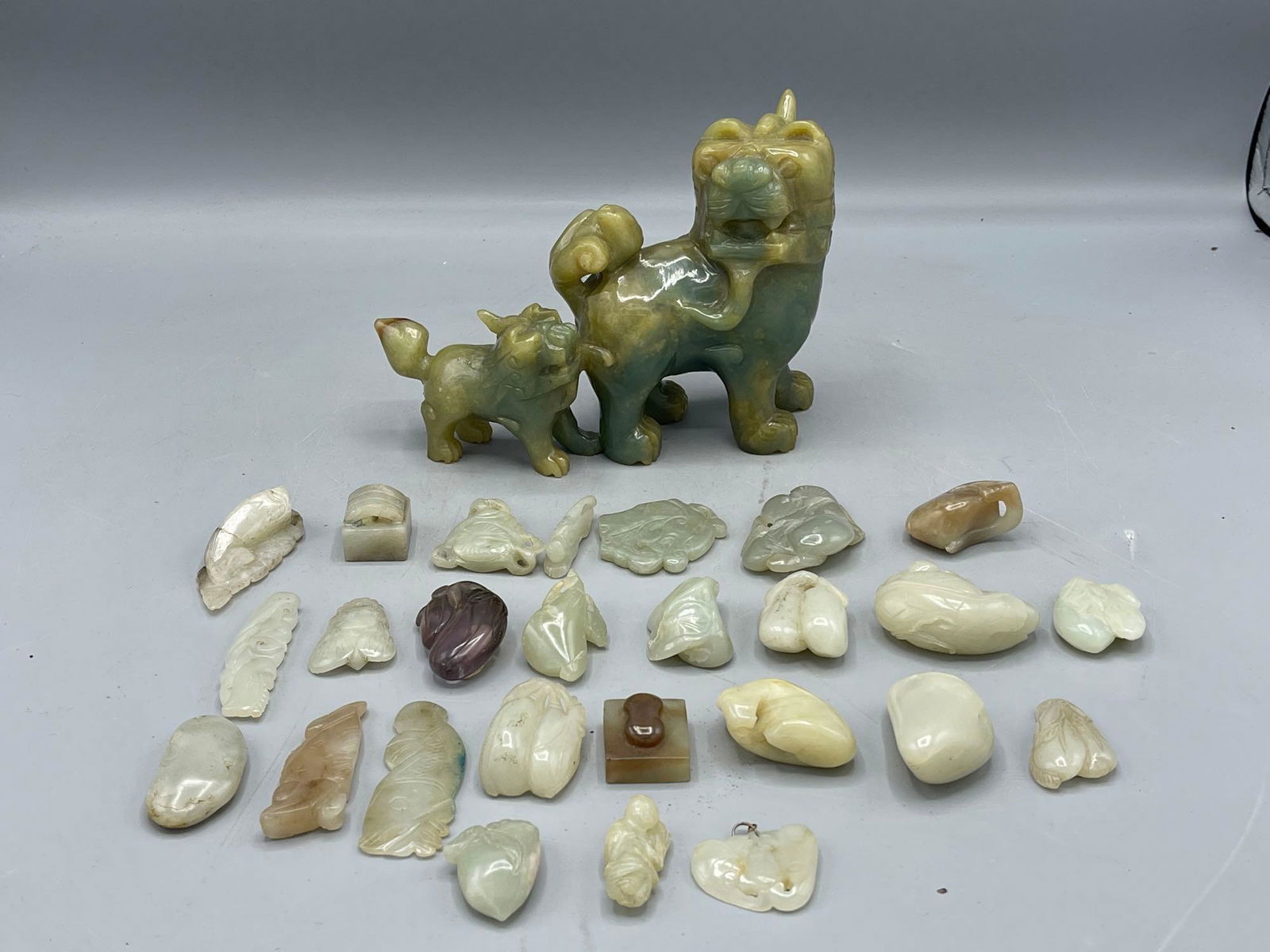 27 Carved Hardstone Articles (1 of 9)