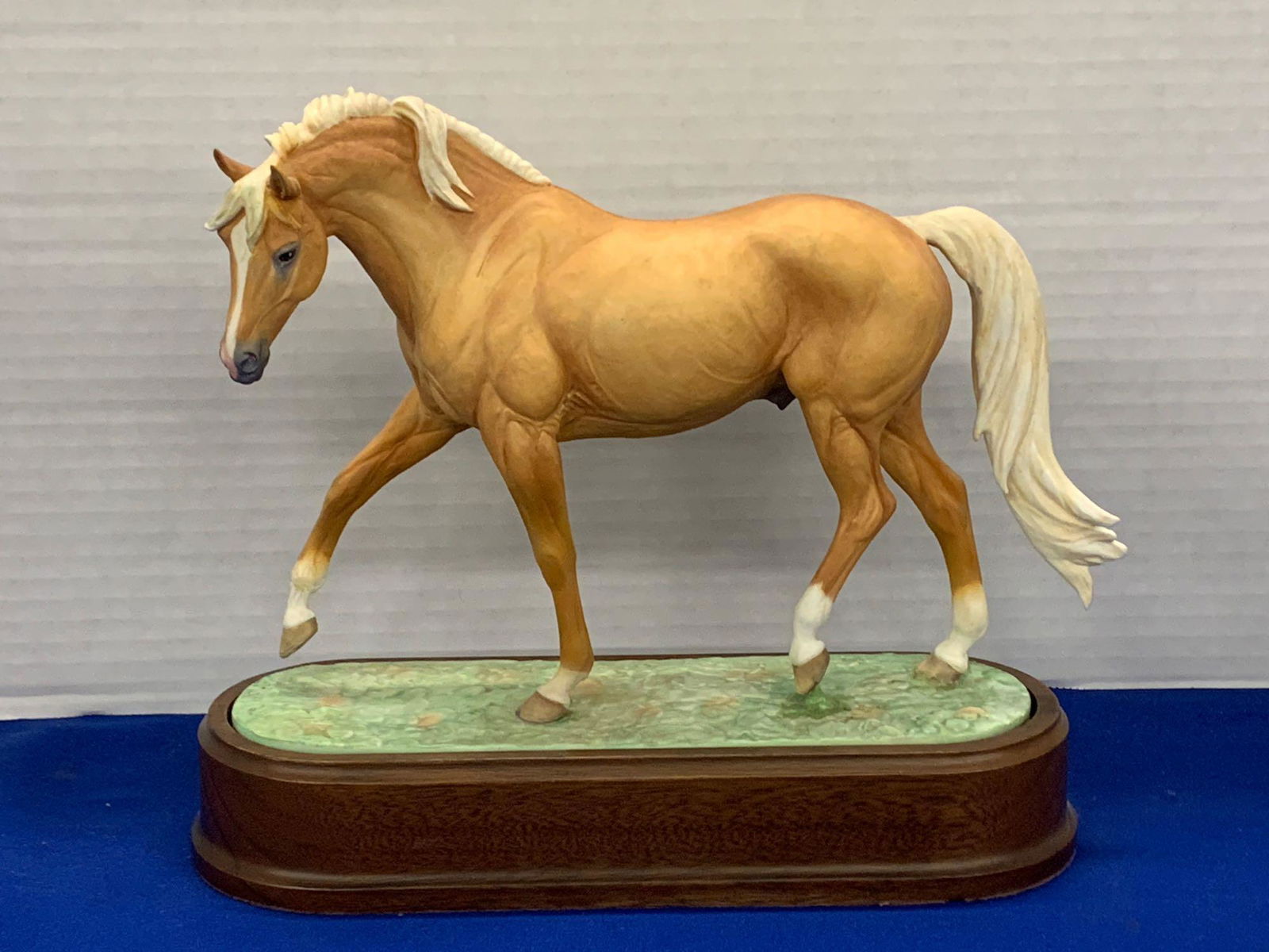 Doris Linder/Royal Worcester, Palomino Stallion (1 of 5)