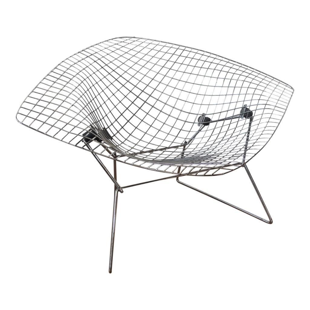 Knoll Harry Bertoia Large Diamond Lounge Chair: (P1) A vintage original Harry Bertoia size large diamond chair for Knoll. Metal is clean and free of pitting. There is one broken weld and dent near the front left edge (doesn't affect structural inte