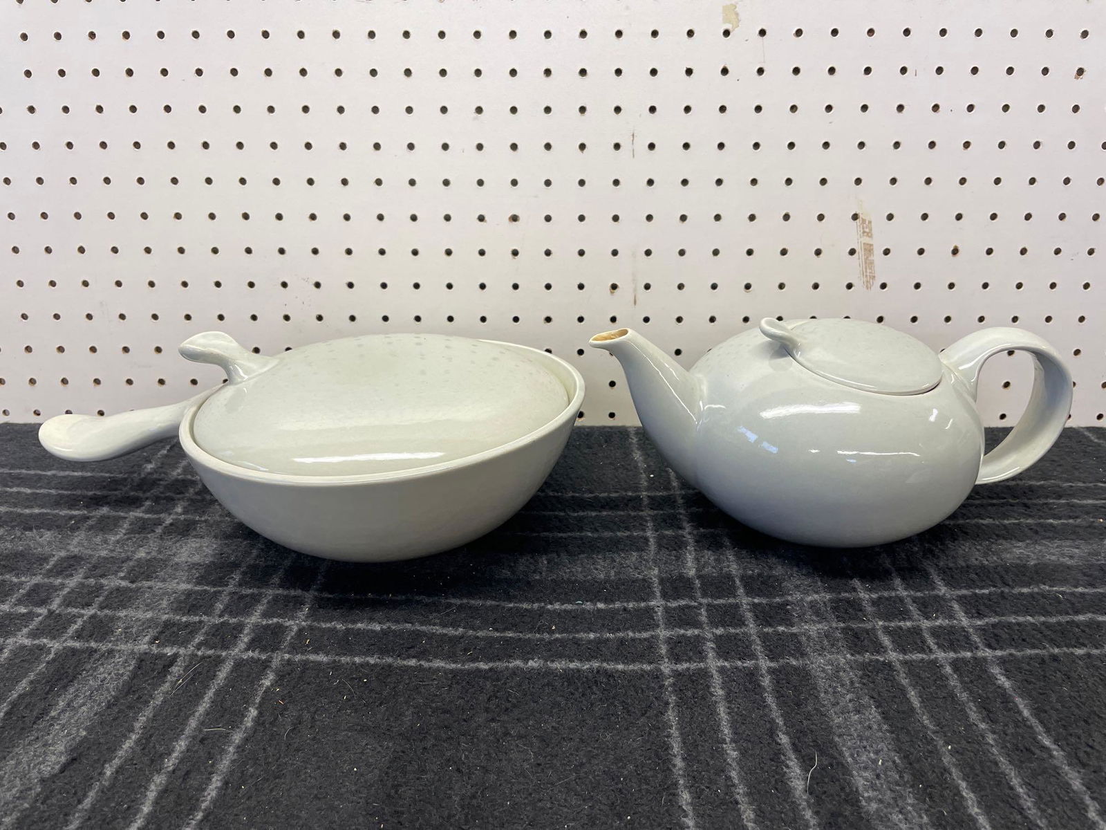 Eva Zeisel Town and Country Pottery Servingware: (R) Two pieces of Eva Zeisel Town and Country modernist pottery for Redwing. includes a lidded skillet-style casserole and a teapot with lid. The skillet measures 14in long x 9-3/4in wide x 4-1/2in ta