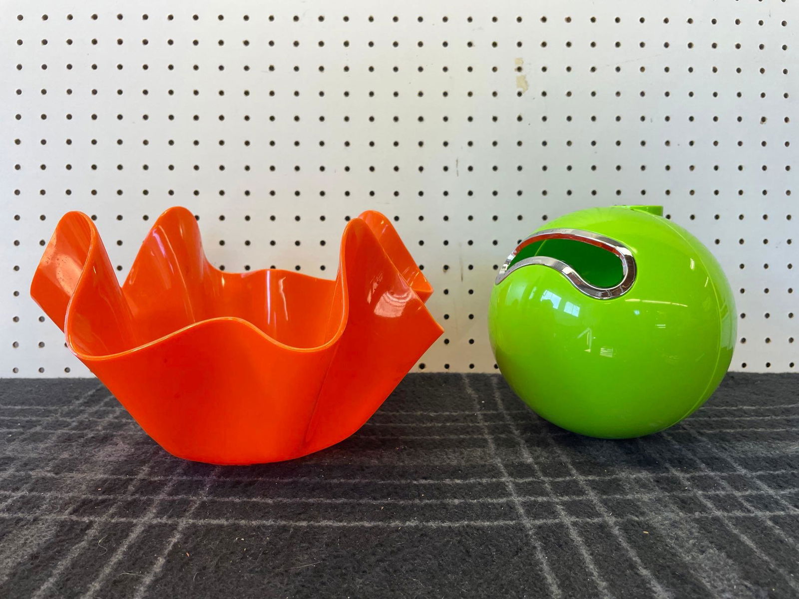 Space Age Bowl and Wall Mount Tissue Box (1 of 8)