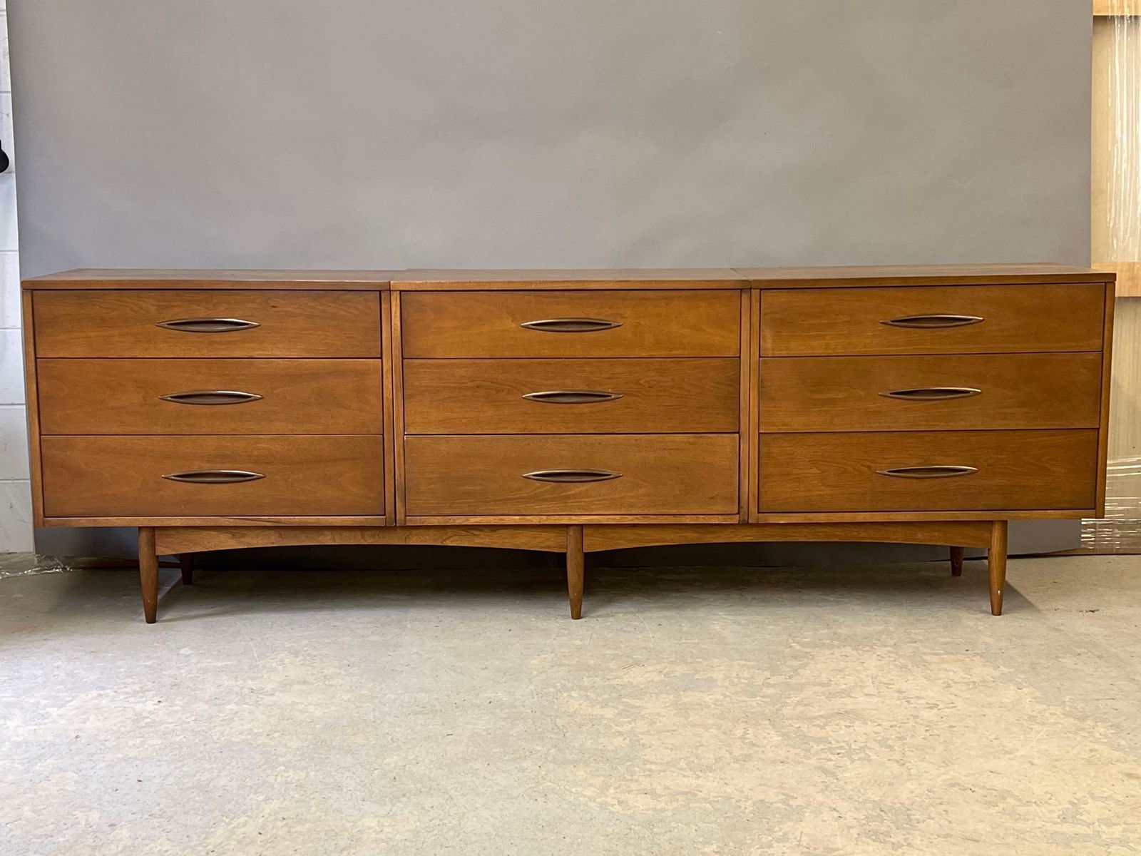 Broyhill Premier Sculptra Triple Dresser (1 of 6)