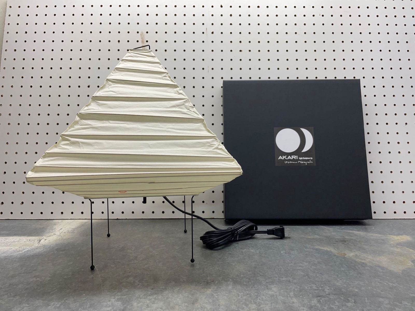 Isamu Noguchi Akari Pyramidal Table Lamp (1 of 9)