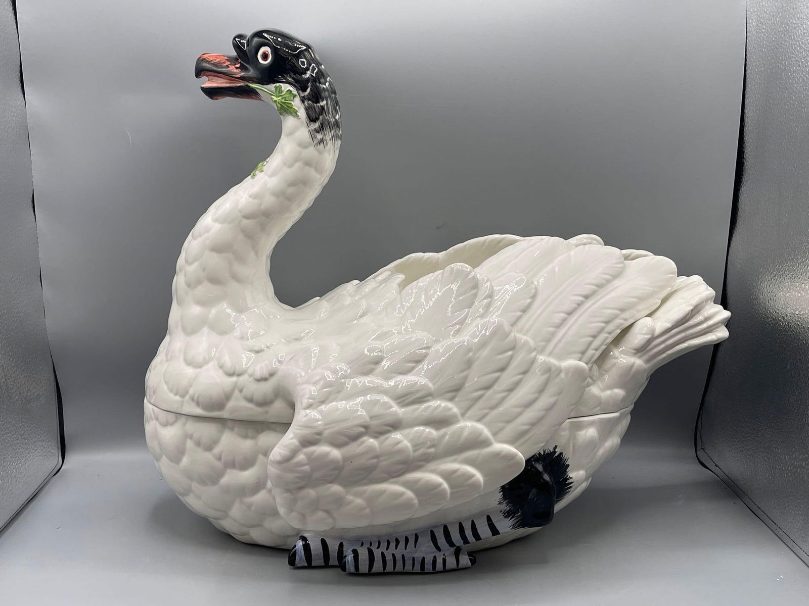 Chelsea House Swan Lidded Tureen (1 of 4)