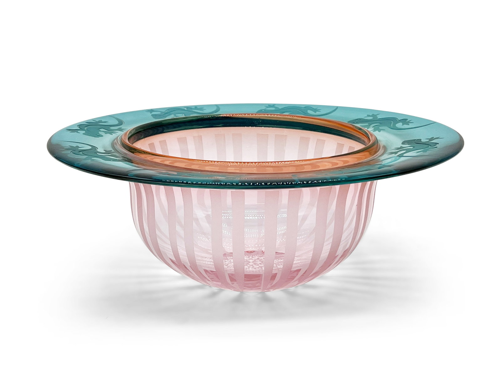 Gary Genetti Etched Art Glass Bowl: A Gary Genetti etched art glass bowl with gecko rim. Signed "Genetti". 4-1/4in tall x 11-1/4 in diameter. | Philadelphia Metro area delivery, NYC curbside delivery, and international third-party shipp