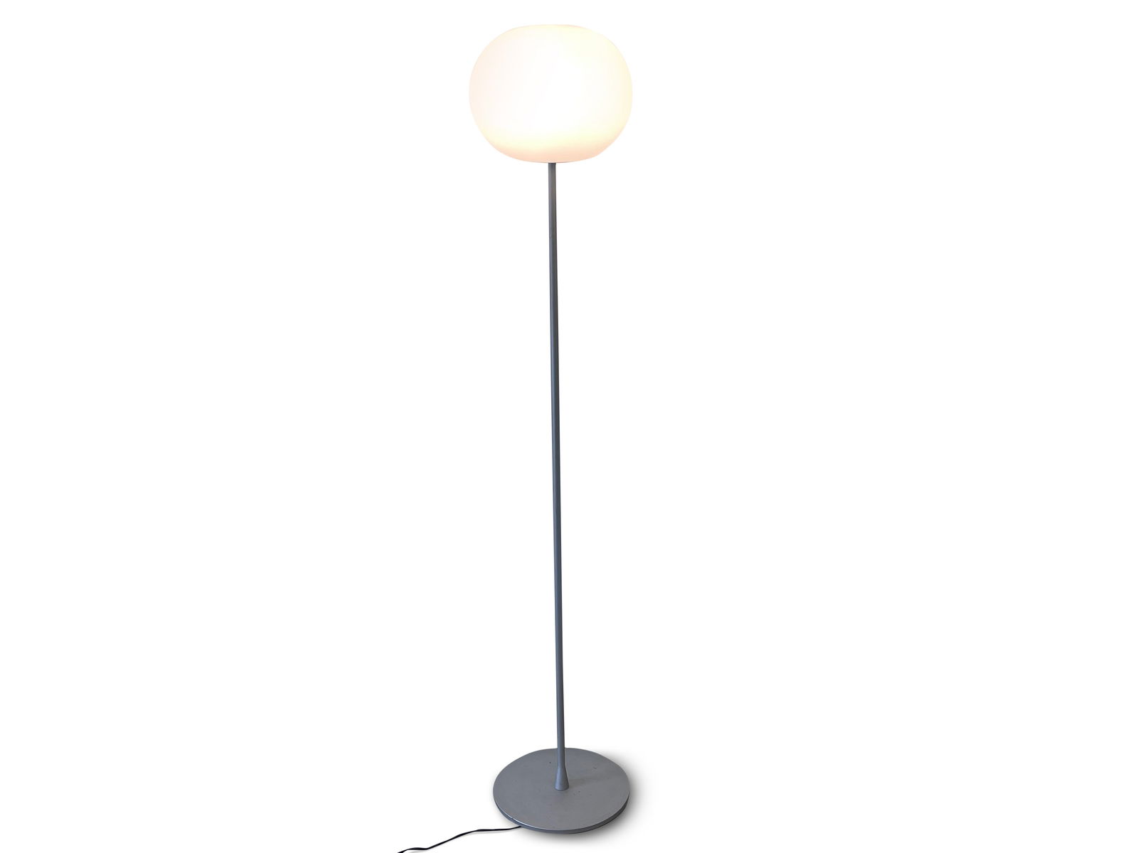 Jasper Morrison Flos Glo Ball Lamp: A Jasper Morrison-designed Flos Glo ball lamp, model FM2 with chrome base and frosted glass top. 69in tall x 12in wide. | Philadelphia Metro area delivery, NYC curbside delivery, and international thi