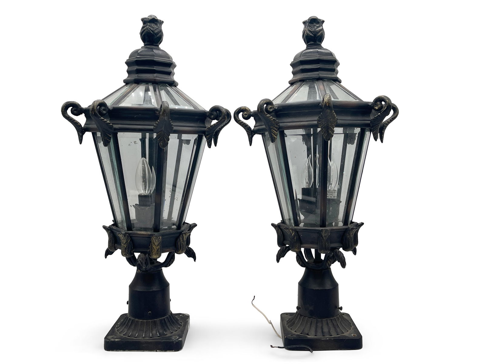 Pair of Minka Lavery (attrib.) Stratford Post Lights (1 of 6)