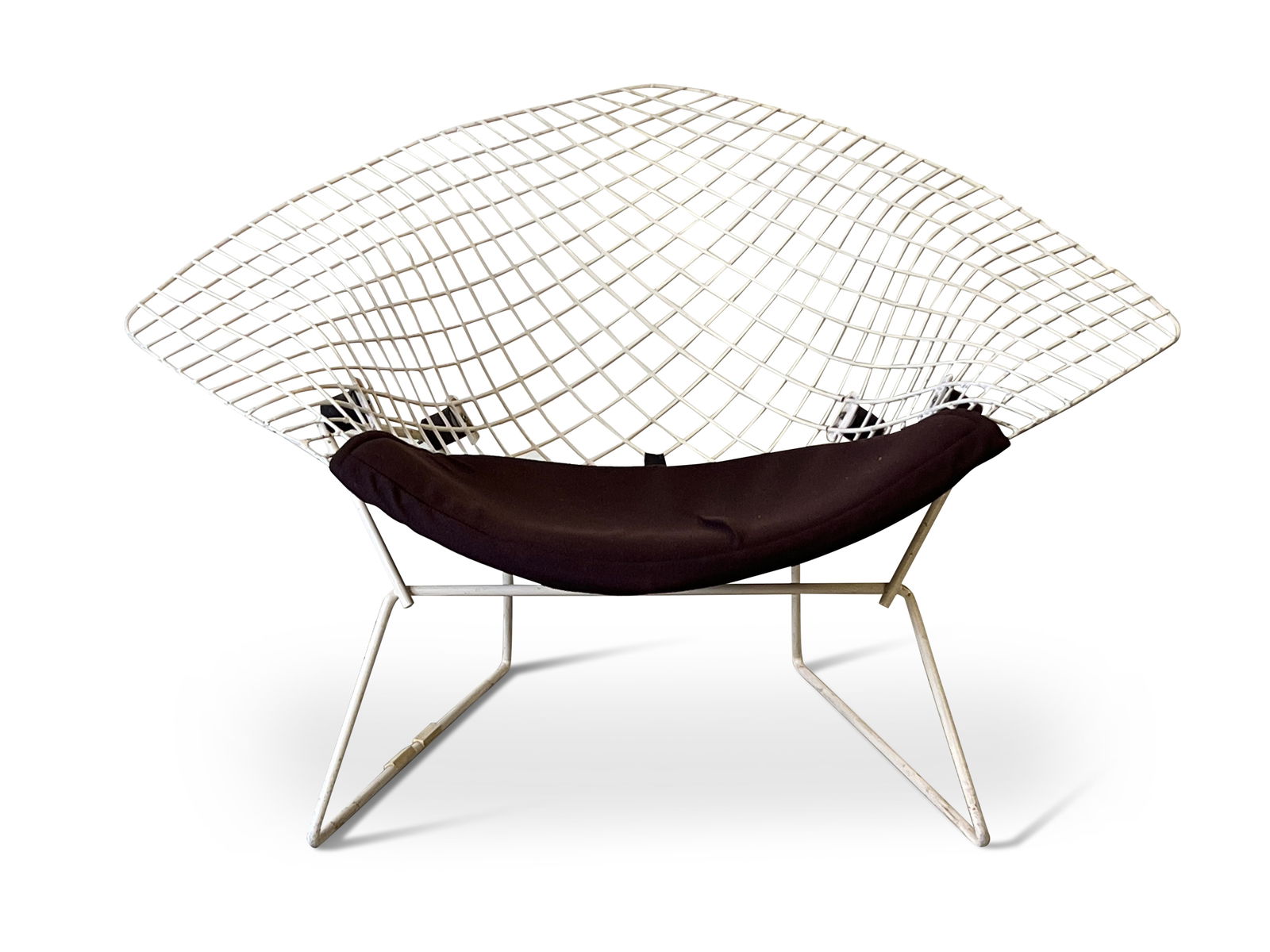 Harry Bertoia Diamond Chair: A Harry Bertoia for Knoll wide model diamond chair. Unmarked. 27-1/2in tall x 43-1/2in wide. | Philadelphia Metro area delivery, NYC curbside delivery, and international third-party shipper informatio