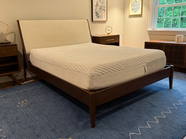 Decorator Midcentury Modern-style Bed