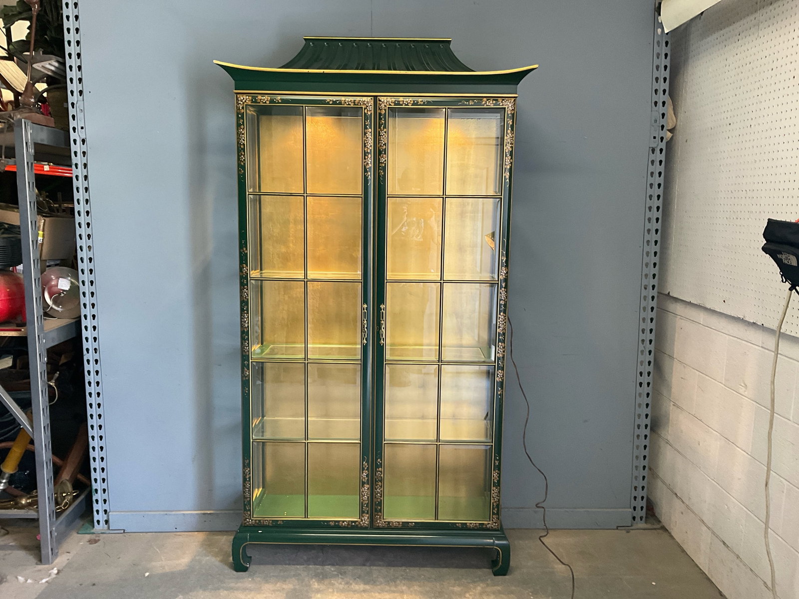Chinoiserie Green Lacquer Pagoda Display Cabinet - 10