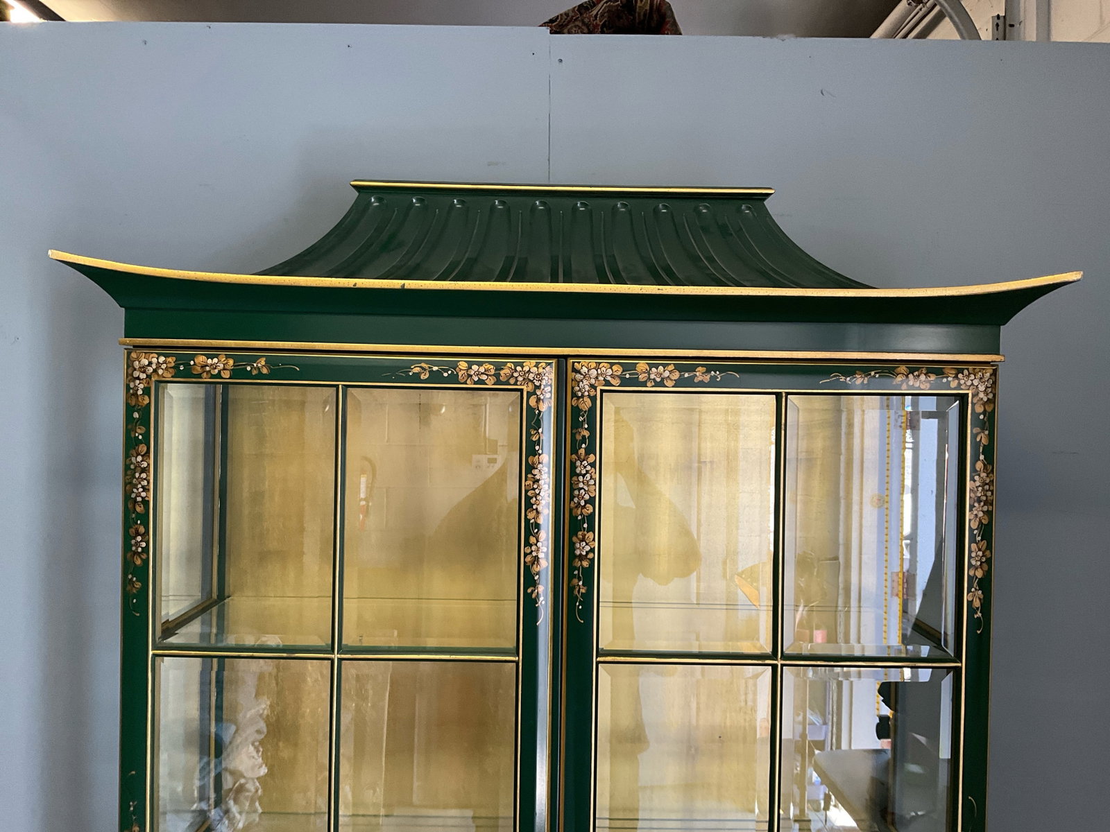 Chinoiserie Green Lacquer Pagoda Display Cabinet - 4