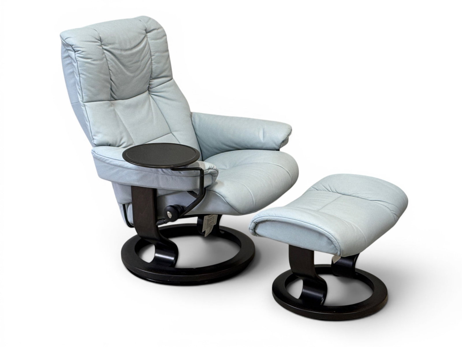Ekornes Stressless Lounge Chair and Ottoman: An Ekornes Stressless blue leather lounge chair and ottoman with swing lamp table. 38in tall x 30in wide x 28in deep. | You have additional shipping options, and are not required to use Live