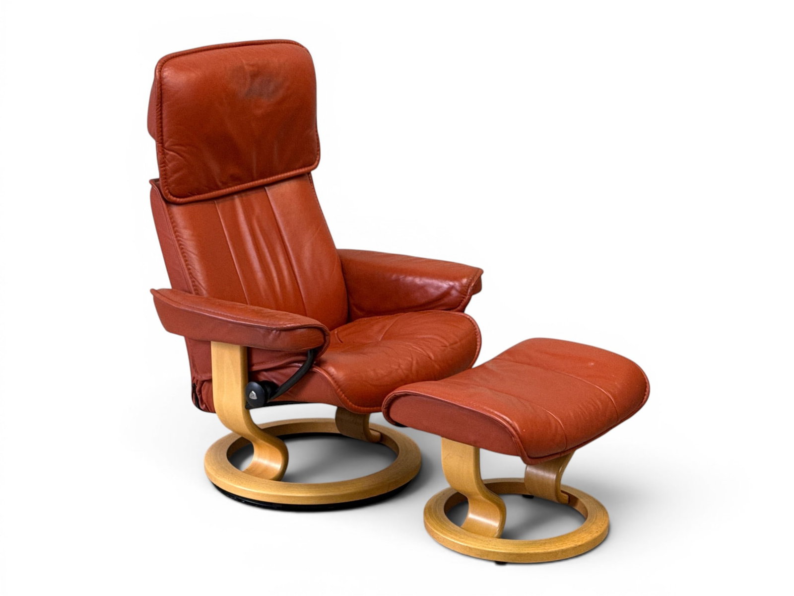Ekornes Stressless Lounge Chair & Ottoman: An Ekornes Stressless orange leather lounge chair and ottoman. 44in tall x 31in wide x 24in deep. | You have additional shipping options, and are not required to use Live Shipping. Additional shipping