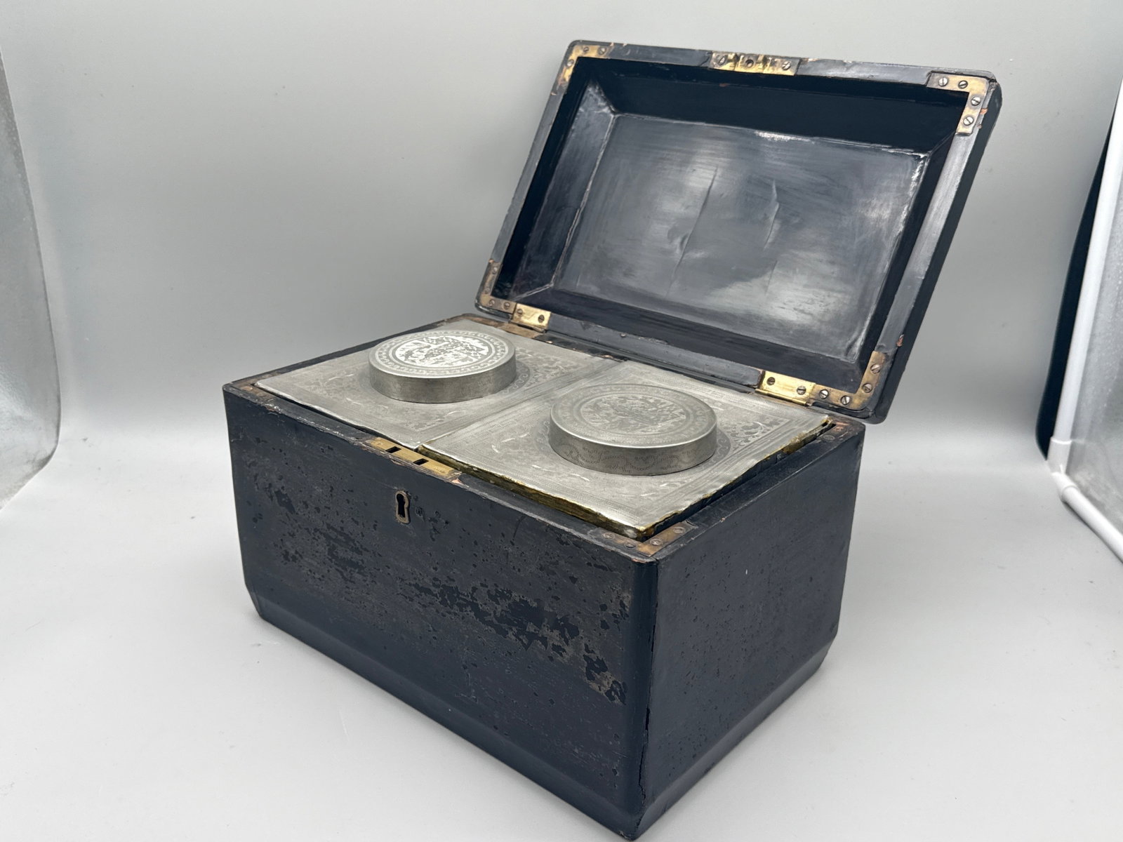 Chinese Export Lacquered Tea Caddy - 3