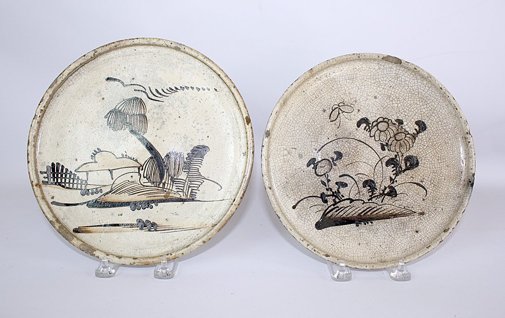 Pair of Japanese Edo Period Oil Plates: Pair of Japanese Edo period oil plates with tree and floral decoration. 9" diameter and 8-1/2" diameter.