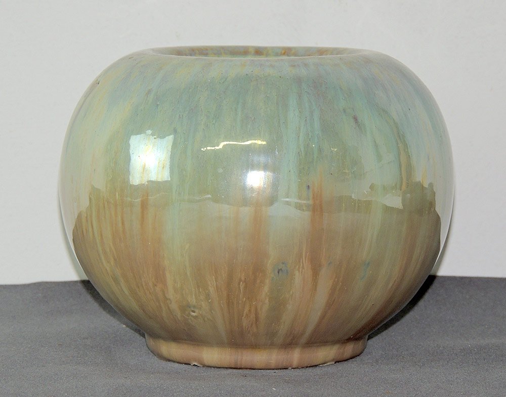 Fulper Pottery Bowl: Fulper pottery bowl with flambÃ© glaze and incised racetrack mark. 5-1/2 in. tall, 7-1/4 in. diameter.