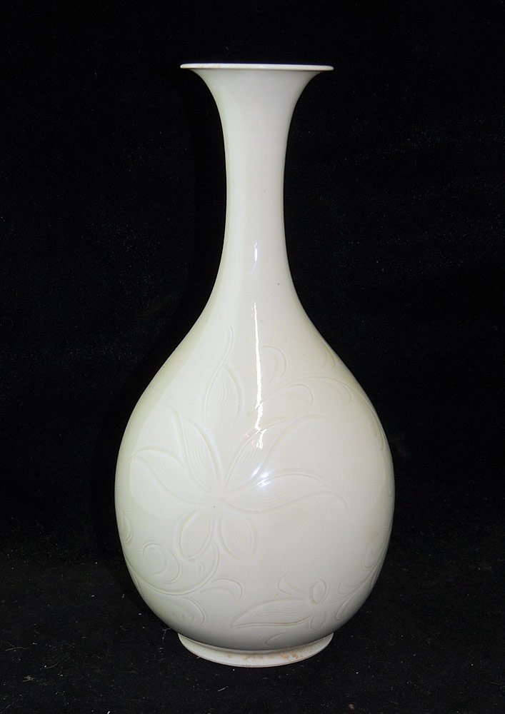 Chinese Blanc de Chine Porcelain Vase (1 of 2)