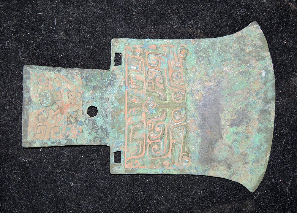 Chinese Shang Dynasty Bronze Yue Axe Head (1 of 2)