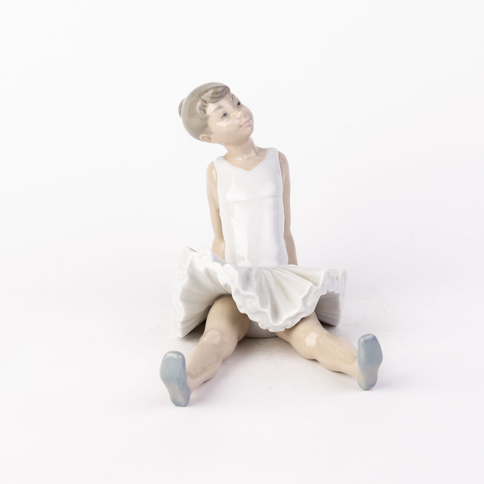Nao Lladro Fine Porcelain Ballerina Girl Figure: DIMENSIONS APPROX 13x17x11CM.