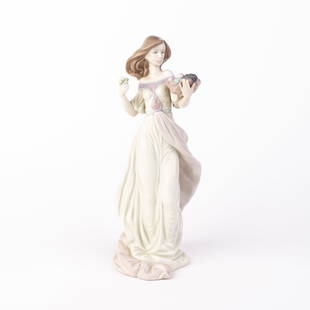 Lladro Fine Spanish Porcelain Figure: DIMENSIONS APPROX 32.5x11x10CM.